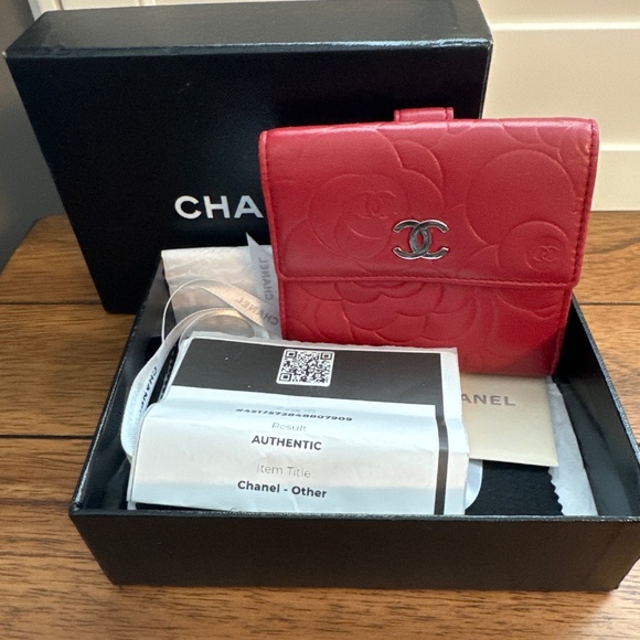 Chanel Camellia Wallet with COA & Box - Picture 4 of 4